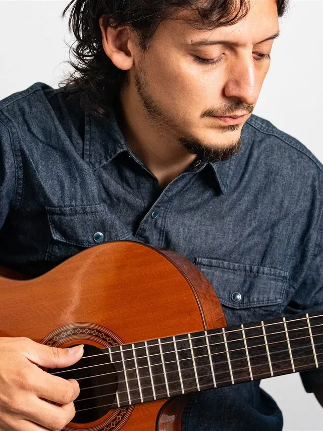 Juan Nieva con su guitarra