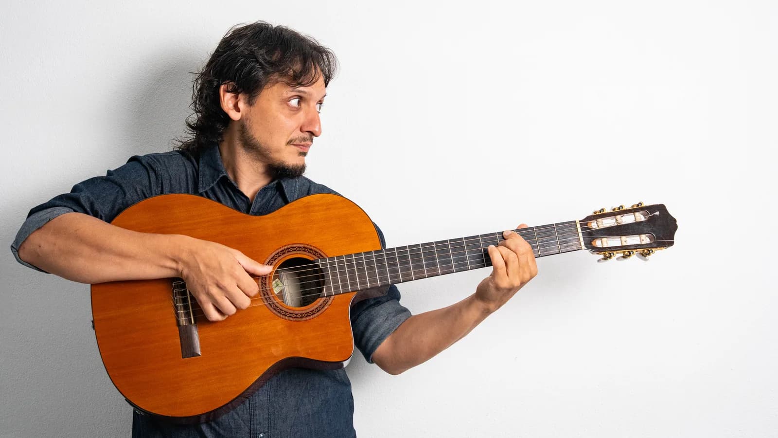 Juan Nieva tocando la guitarra