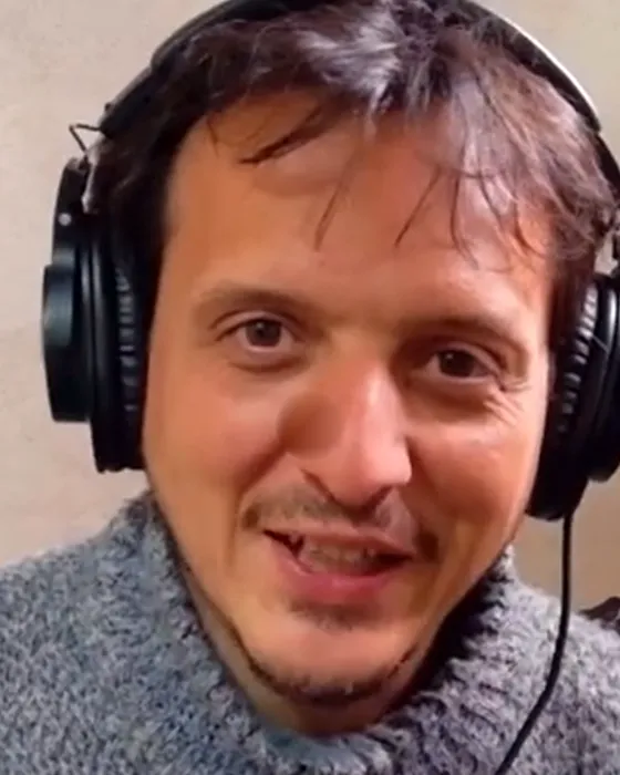 Juan sonriendo en una clase