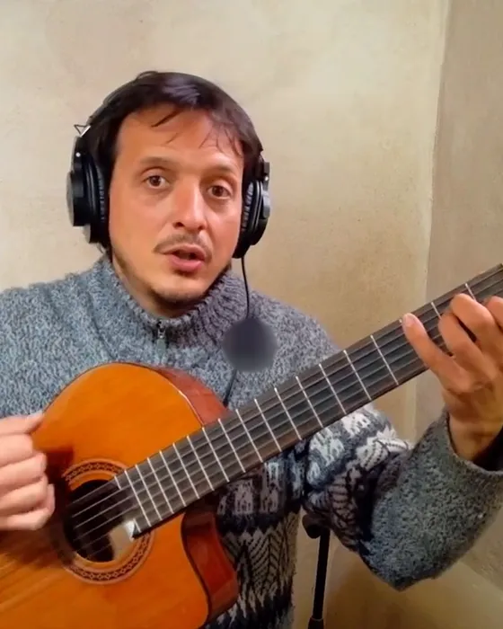 Juan mostrando un acorde