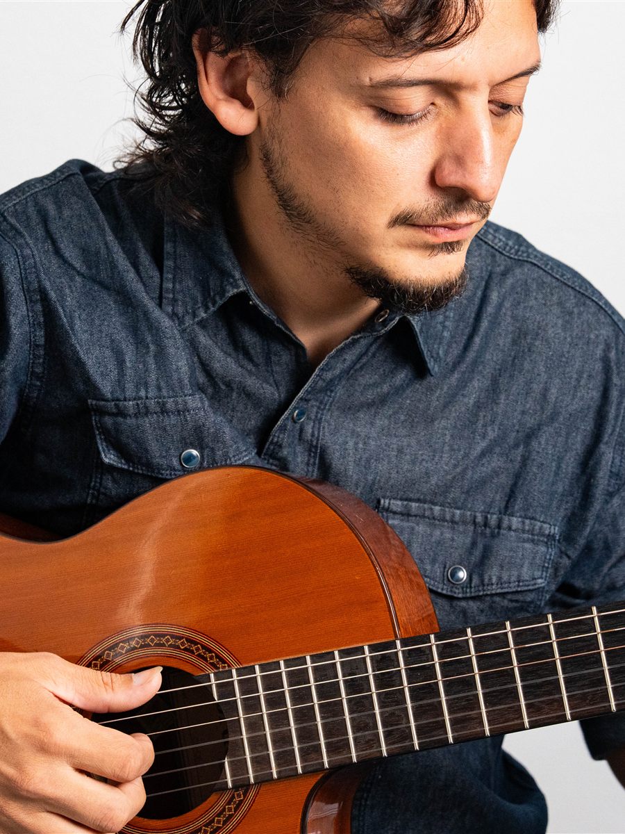 Juan Nieva con su guitarra
