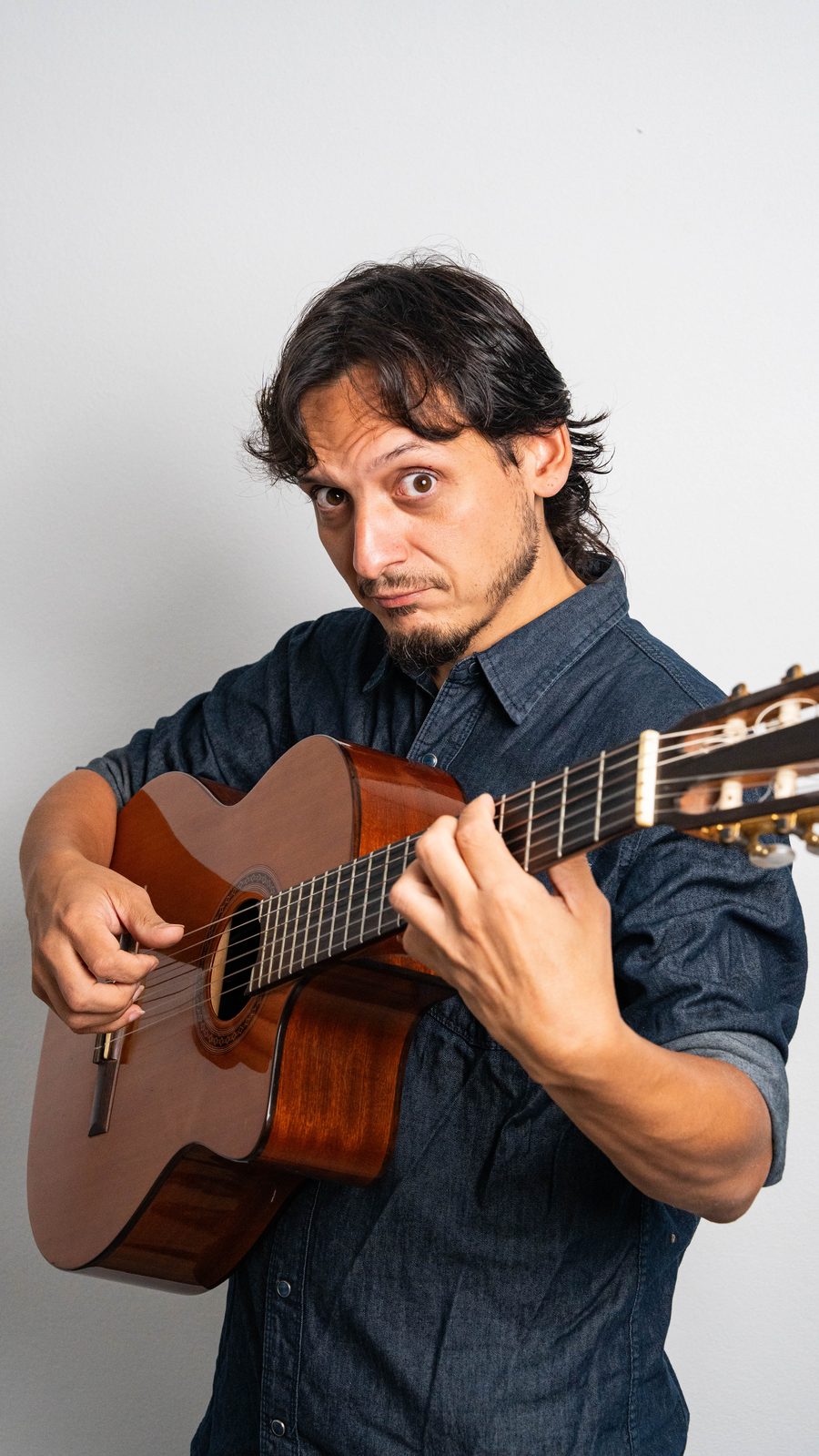 Juan Nieva tocando guitarra